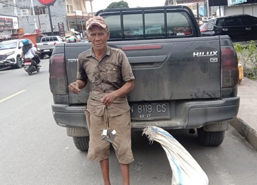 Ating, Kakek Asal Bangkep Pencari Besi Tua di Luwuk Banggai