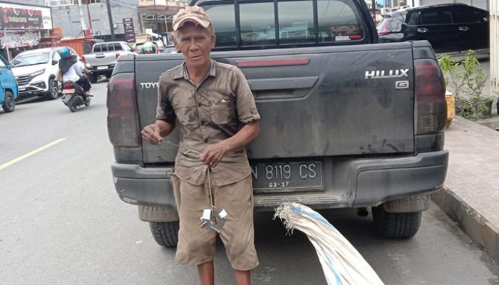 Ating, Kakek Asal Bangkep Pencari Besi Tua di Luwuk Banggai