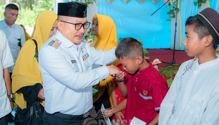 Kunjungi Lima Kecamatan, Bupati Banggai Amirudin Beri Bantuan Anak Yatim