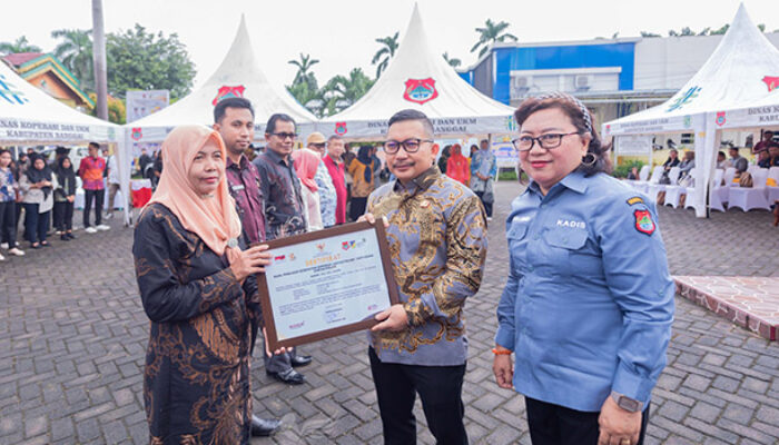 Hari Koperasi ke-77, UMKM di Kabupaten Banggai Terima Sertifikat Hak Atas Tanah Gratis