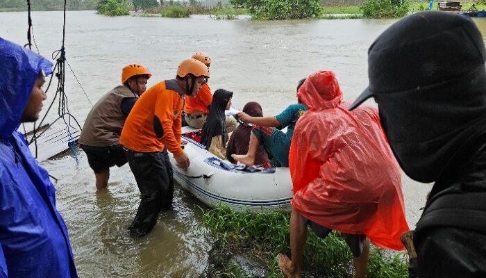 Ringankan Beban Warga Terdampak Banjir di Desa Sinorang, JOB Tomori Suplai Bantuan
