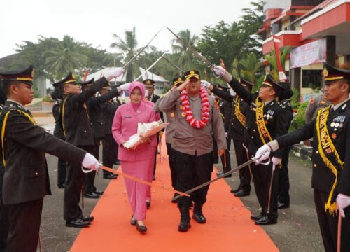 Tradisi Pedang Pora Warnai Pelepasan AKBP Ade Nuramdani Bersama Istri di Polres Banggai