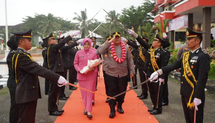 Tradisi Pedang Pora Warnai Pelepasan AKBP Ade Nuramdani Bersama Istri di Polres Banggai