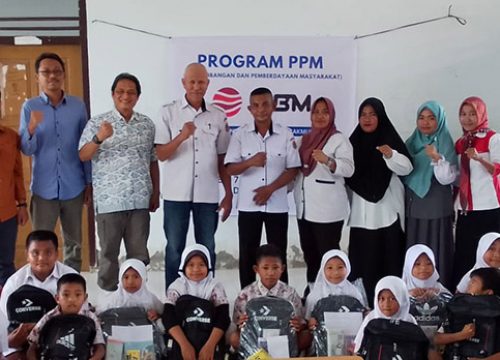 PT ABM Beri Beasiswa 21 Siswa Berprestasi SDN dan SMPN di Siuna Pagimana