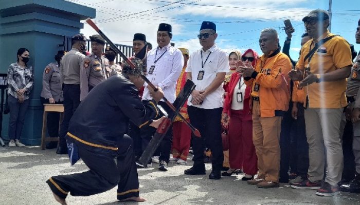 Disambut Tarian Adat, Win-Hepy Pendaftar Pertama di KPU Banggai
