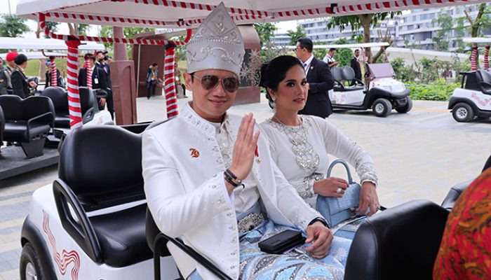 Menteri AHY Kenakan Baamar Galung Pancar Matahari dari Kalimantan Tengah