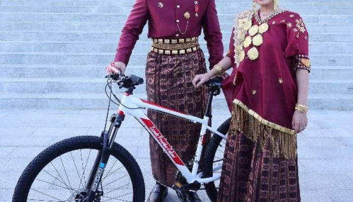 Menteri AHY Menangkan Busana Adat Terbaik pada Upacara Penurunan Bendera Sang Merah Putih