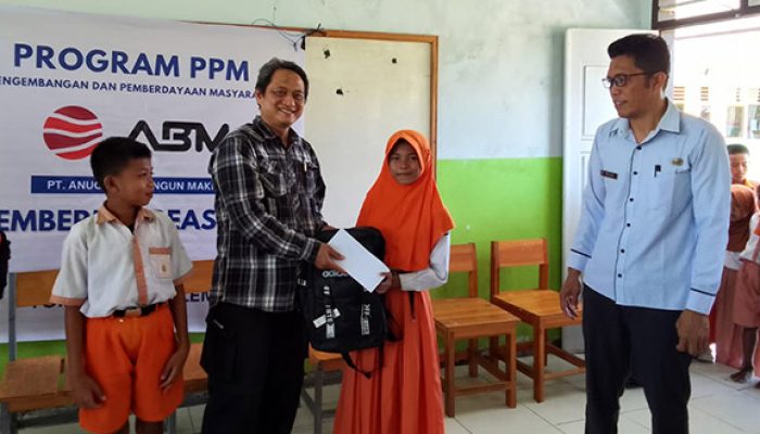 PT ABM Berikan Beasiswa Kepada Siswa Berprestasi di SD Inpres Batakundamo Bualemo