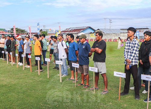 Para tim sepak bola Camat Luwuk Utara Cup