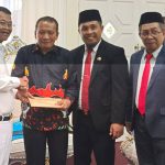 Sekwan Terima SK Anggota DPRD Banggai Terpilih dari Gubernur Sulteng