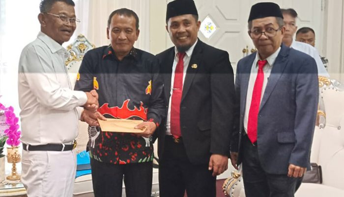 Sekwan Terima SK Anggota DPRD Banggai Terpilih dari Gubernur Sulteng
