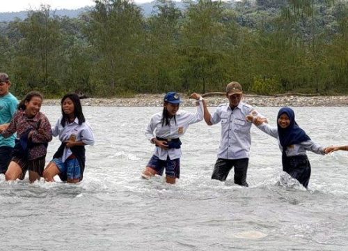 Siswa-SMPN-5-Batui-Seberangi-Sungai-di-Banggai