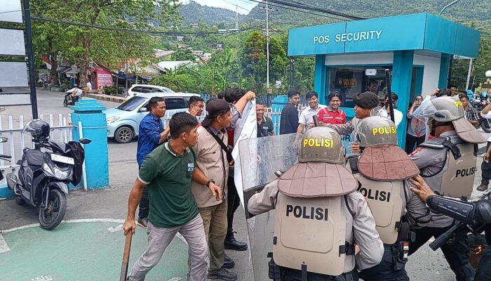 Demo di PLN Luwuk, Personel Polres Banggai Turun Tangan