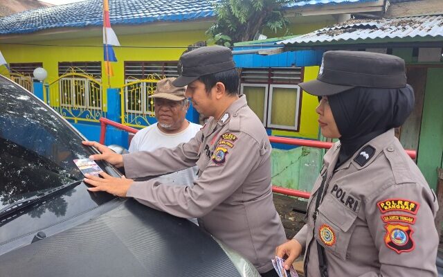 Polres Banggai Tempel Stiker Pilkada Damai 2024