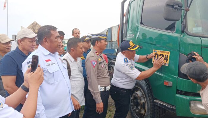 Di Pelabuhan Tangkiang, Angkutan Logistik Wajib Gunakan Stiker Khusus