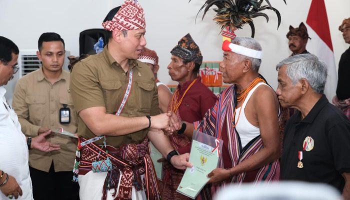 Menteri AHY Serahkan Sertipikat Tanah kepada Masyarakat Eks Timor Timur di NTT