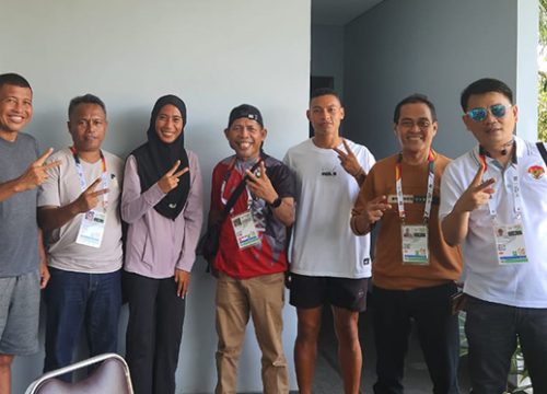 Sekretaris KONI Banggai Sugiarto Djanun (tengah) bersama atlet dari cabor atletik bersama coach Ramdhani Bahmid.