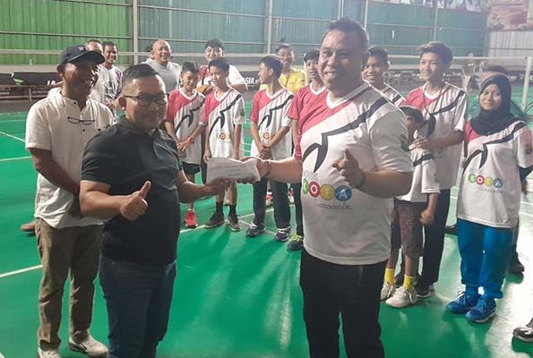 Foto Bersama Amirudin Tamoreka, Iwan Pakaya Mengacungkan Jari Nomor 1