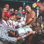 Ini Bukti Amirudin Tamoreka sudah membagikan Seragam Sekolah