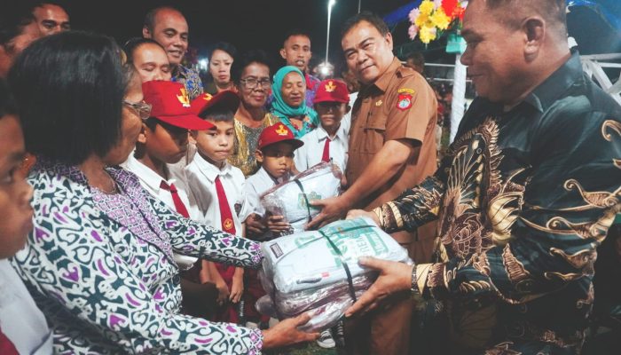 Ini Bukti Amirudin Tamoreka sudah membagikan Seragam Sekolah