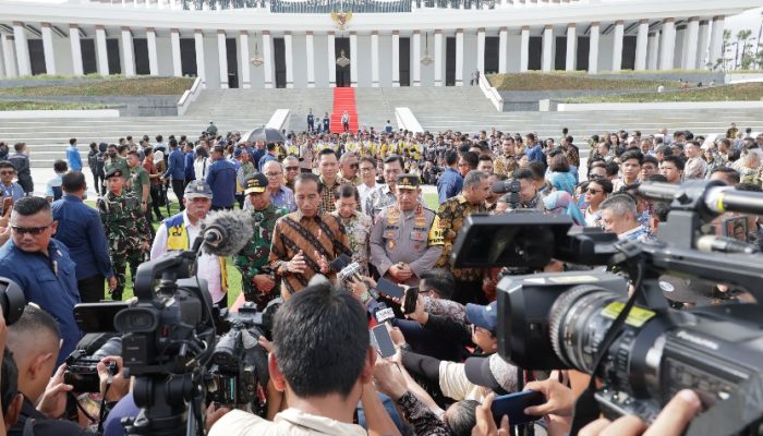 Disaksikan Presiden Jokowi, Menteri AHY Serahkan Sertipikat Tanah Elektronik Hak Pakai untuk Istana Negara dan Istana Garuda di IKN