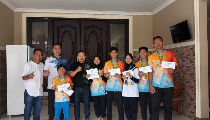 Amirudin Tamoreka Tunaikan Janji Beri Bonus buat Pebulutangkis Banggai Berprestasi