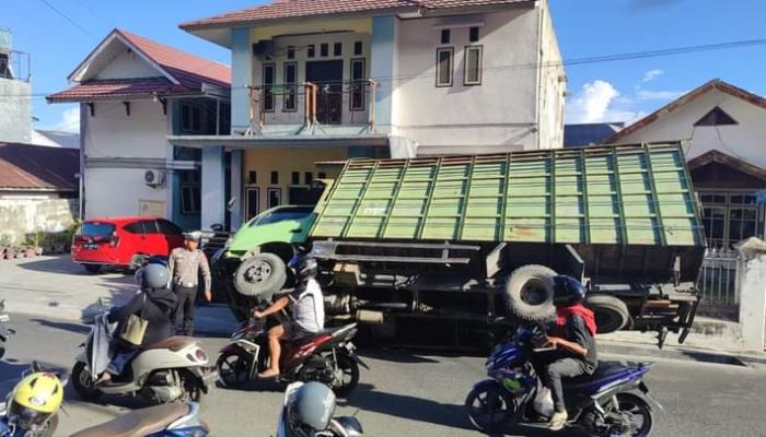 Truk Tergelincir di Depan Kampus Unismuh Luwuk, Arus Lalin Dialihkan