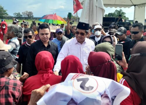 Cabup Banggai Herwin Yatim menyalami para simpatisan di stadion GOR Kilongan, Sabtu 23 November 2024