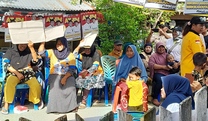 Rela Berpanas-Panasan, Tiga Emak ini Ikhlas Dengarkan Visi Misi AT-FM