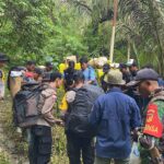 Selama 3 Hari, 4 Polisi Jalan Kaki Kawal Logistik Pilkada di Pagimana