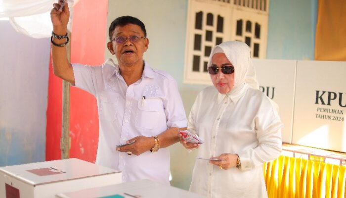 Gubernur Sulteng Rusdy Mastura Mencoblos di TPS 01 Kota Palu