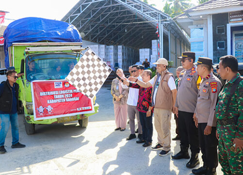 Ketua KPU Banggai Santo Gotia secara resmi melepas pendistribusian logistik Pilkada perdana, bertempat di halaman kantor KPU Banggai, Jumat 22