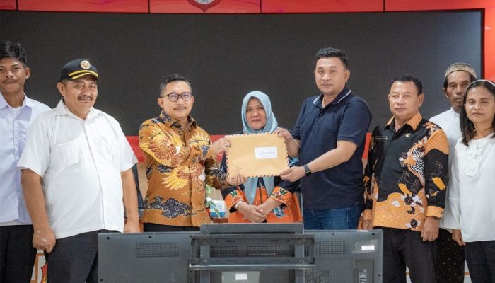 Bupati Banggai Amirudin Terima Proposal Pemekaran Desa Beriman Luwuk Timur