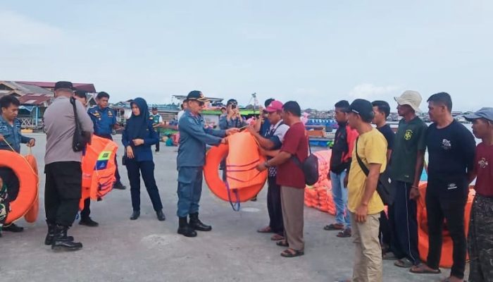 KUPP Kelas III Pagimana Serahkan Alat Keselamatan Penumpang Kapal