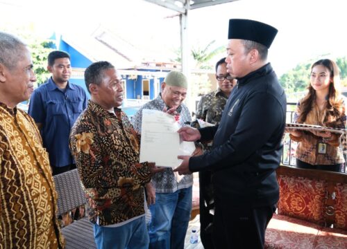 Serahkan Sertipikat Elektronik ke Rumah Warga di Kota Balikpapan