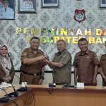 Bambang Eka Sutedy dapat Cendera Mata dari Pemda Banggai