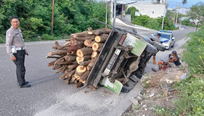 Rem Blong dan Kelebihan Muatan, Kijang Pick Up Terbalik di Luwuk Selatan