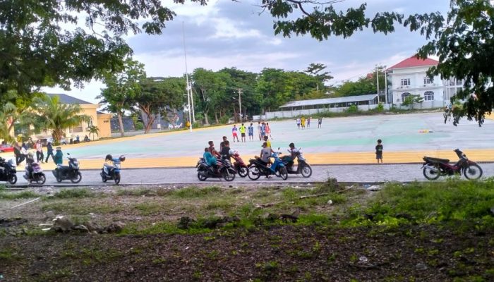 Warga Luwuk Manfaatkan Lapangan Tribun Mirqan Jadi Tempat Jogging Sore