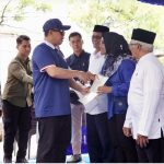 Menteri Nusron Serahkan Sertipikat kepada Masyarakat Kampung Nelayan Muara Angke