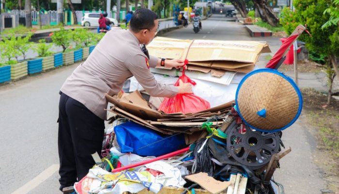 Jumat Berkah, Kapolres Banggai AKBP Putu Hendra Turun ke Jalan