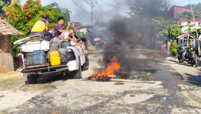 Tolak Investasi Tambang, Warga Mantoh Banggai Tutup Jalan