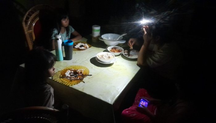 Hari Pertama Ramadhan Listrik di Luwuk Padam, Warga Makan Sahur Gelap Gulita