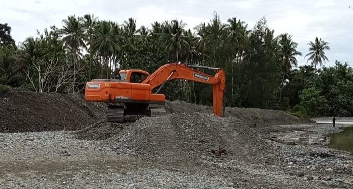 Kerahkan Alat Berat Atasi Ancaman Longsor, Warga Koninis: Terima Kasih Pak Bupati Amirudin
