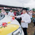 Bupati Banggai Amirudin Serahkan Ambulance ke Desa Sinorang