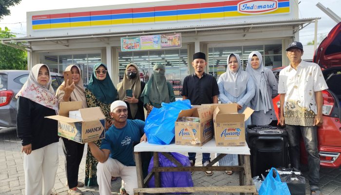 Kolaborasi Bersama Warga, Pemkel Kilongan Permai Bagikan Ratusan Takjil