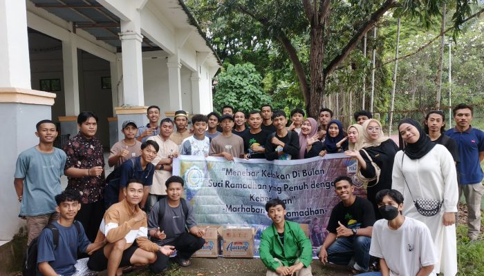 Mahasiswa PJKR Unismuh Luwuk Berbagi Takjil, Wujud Kepedulian Sosial di Bulan Ramadan