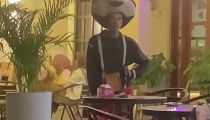 Badut Mickey Mouse Diduga Mabuk Bikin Onar di Luwuk, Warga: “Tangkap Saja!”