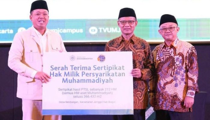 Menteri Nusron Serahkan 212 Sertipikat Tanah Aset Muhammadiyah