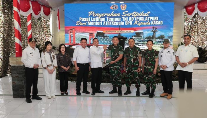 Menteri Nusron Serahkan Sertipikat Tanah untuk Puslatpur TNI AD Terluas se-Asia