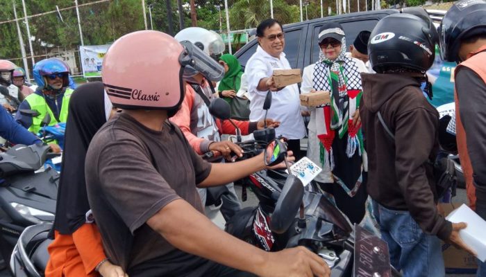 Berbagi Takjil kepada Warga Luwuk, PHBI Banggai dan Orari Berkolaborasi